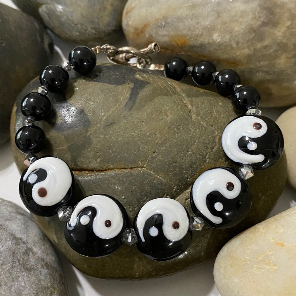 Handmade black & White Yin and Yang Swarovski crystal land Blown Glass Bracelet